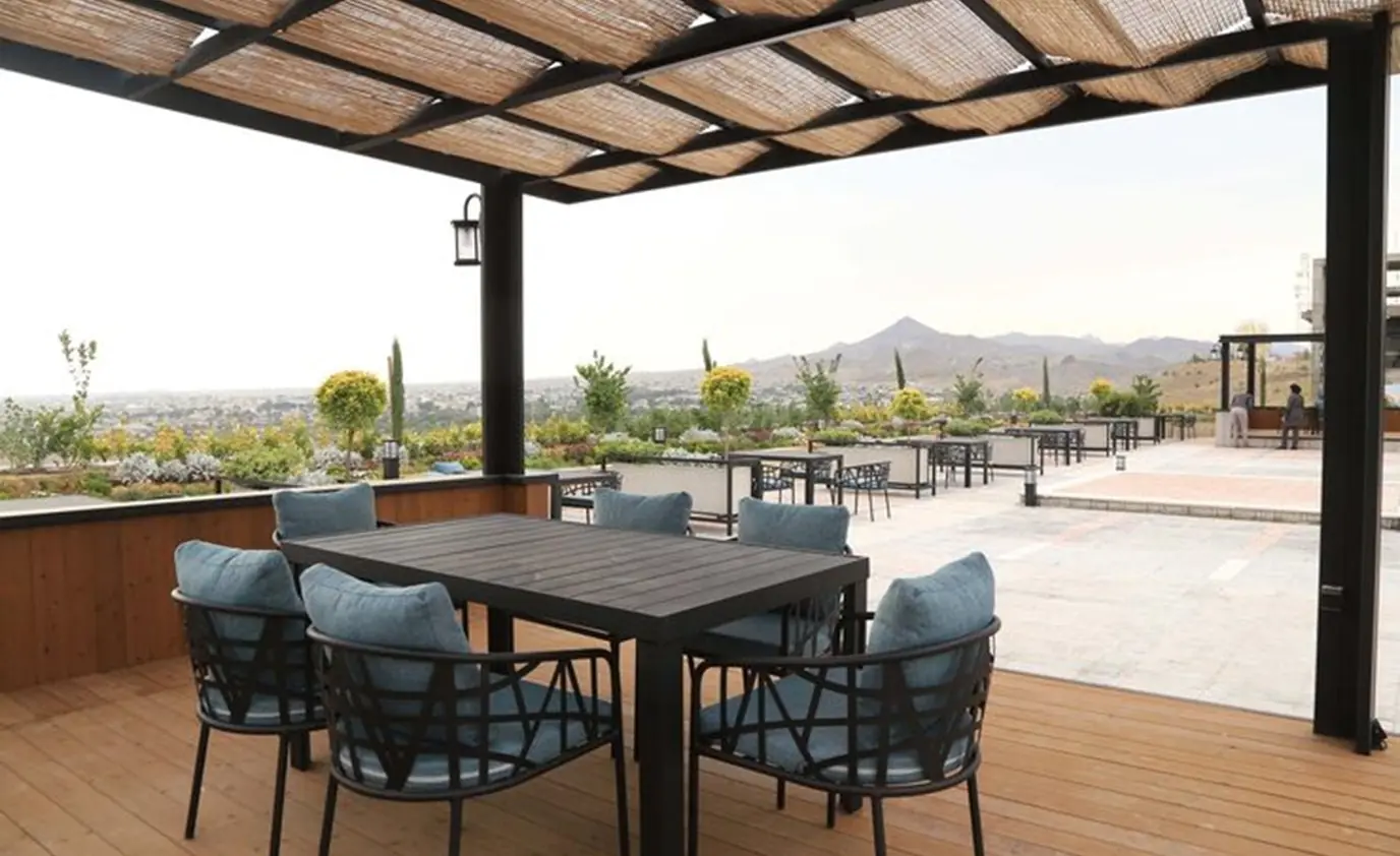 Pergola-covered outdoor dining deck by Heavenly Outdoor in Magnolia, TX