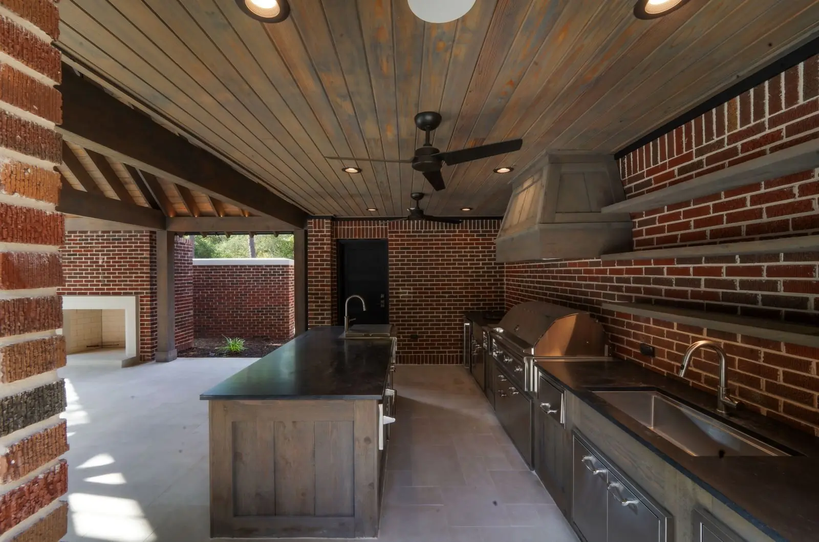 Custom outdoor kitchen by Heavenly Outdoor